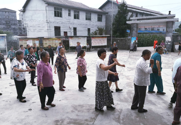 万坪镇兴隆居委会是永顺县人民检察院的扶贫联系点之一,由原岩洞村,晓